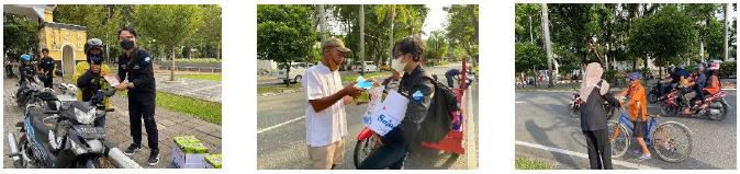 Anggota Air Innovative Team (AIT) sedang memberikan takjil dan Leaflet vaksin booster dan bahaya merokok